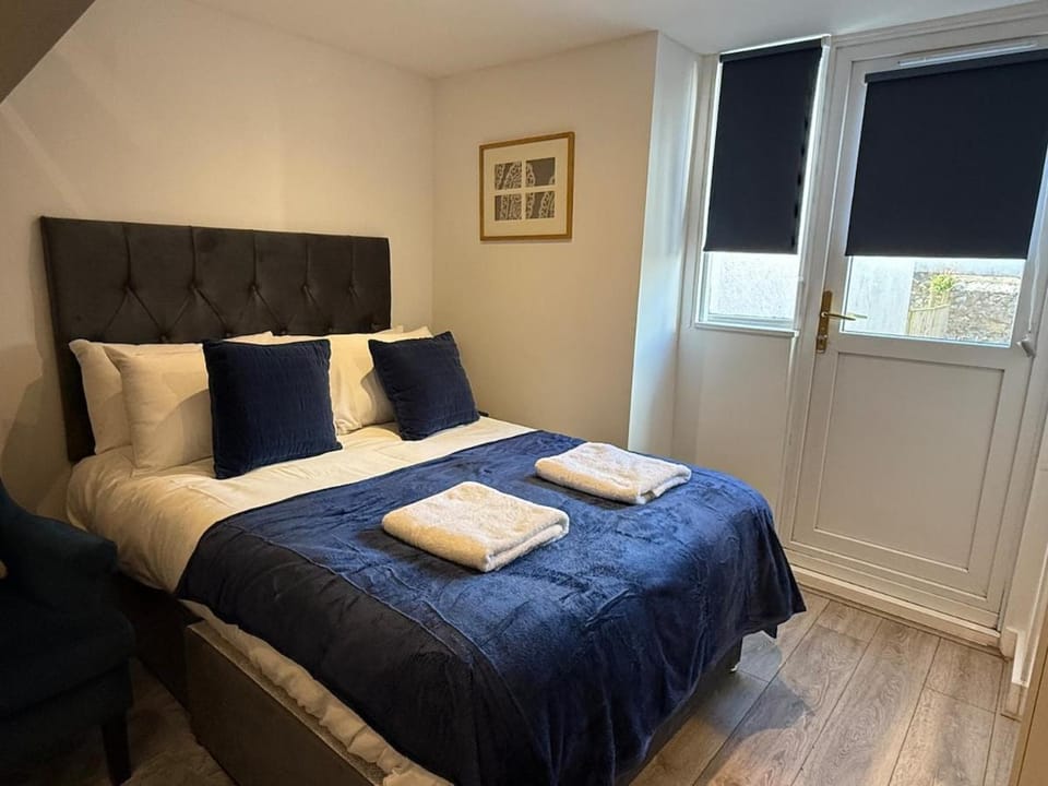 Bed, towels