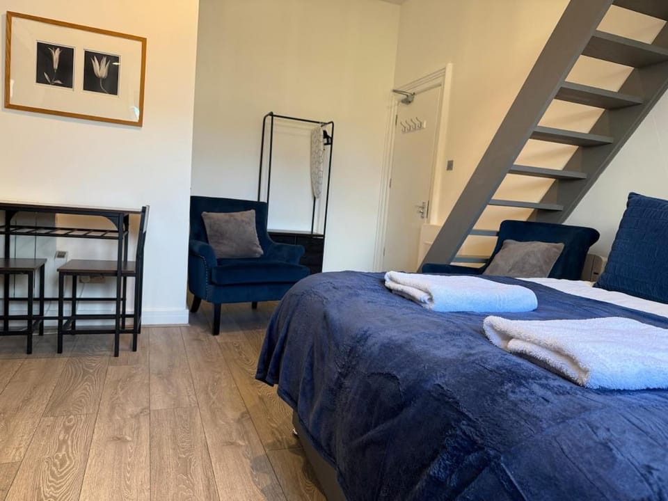 Bed, Seating area, Bedroom
