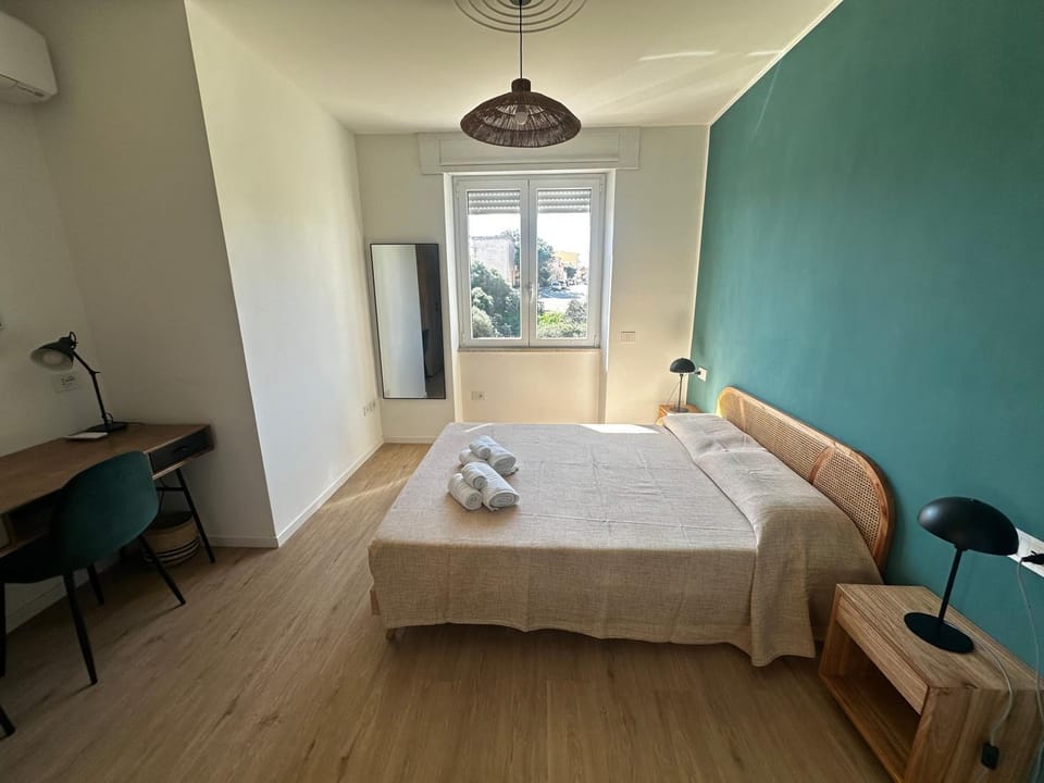 Photo of the whole room, Bedroom, air conditioner