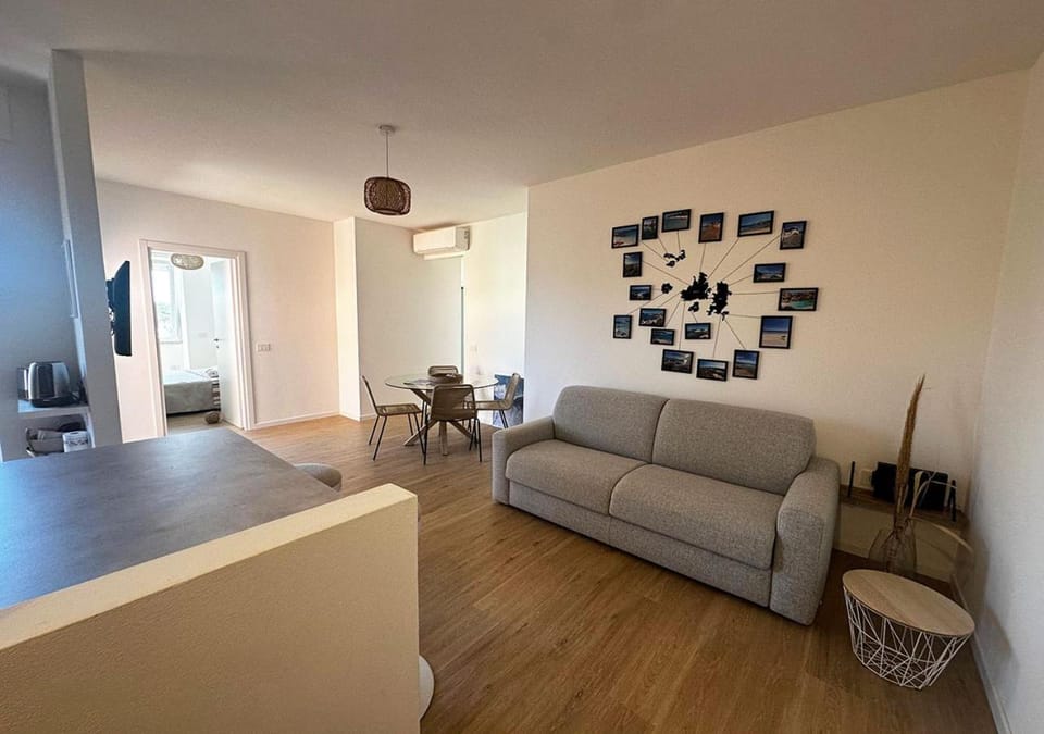 TV and multimedia, Living room, Dining area, air conditioner