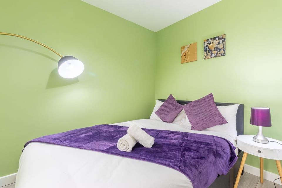 Bed, Photo of the whole room, towels