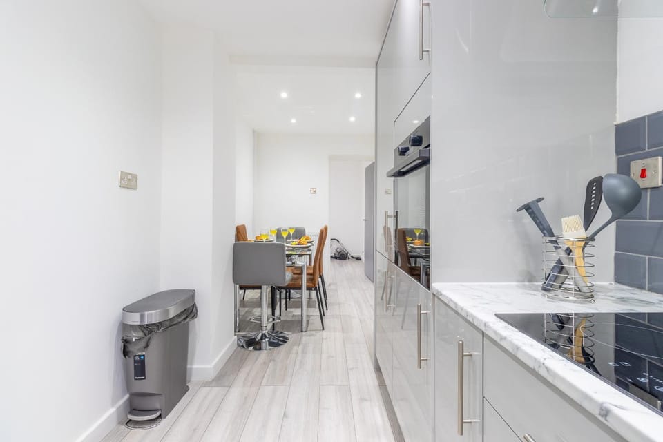 Kitchen or kitchenette, Dining area, oven