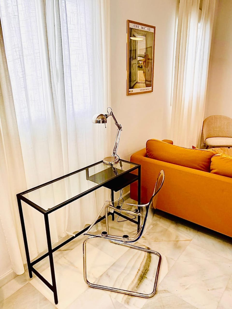 Living room, internet