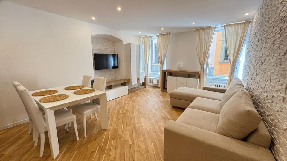 Communal lounge/ TV room, TV and multimedia, Living room, Seating area, Dining area