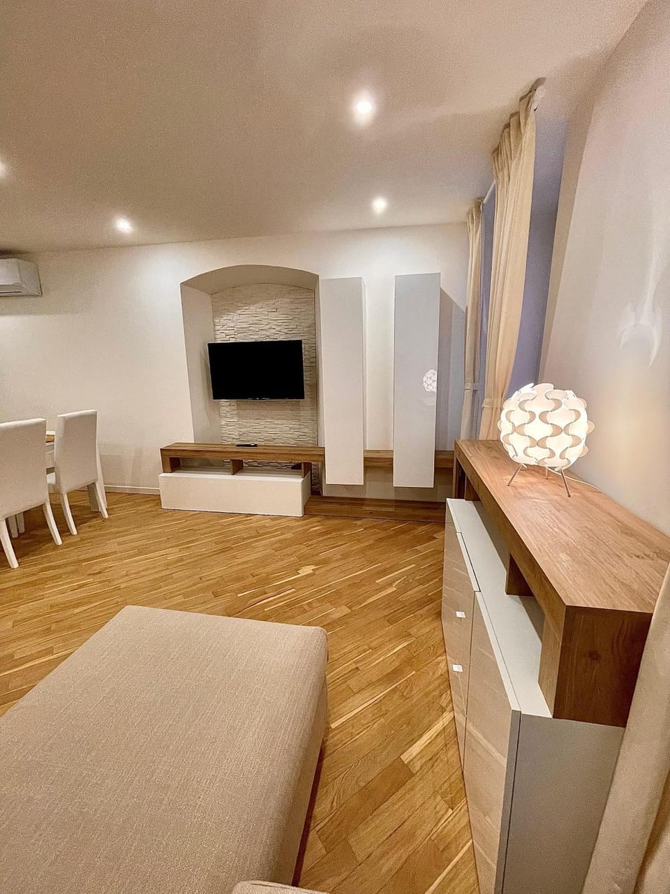 Communal lounge/ TV room, TV and multimedia, Living room, Seating area, air conditioner
