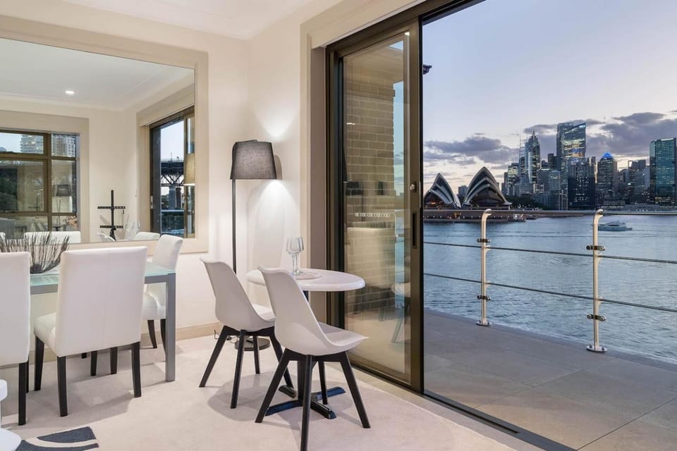 Reflections - World Class 360 Harbour Views! Apartment in Sydney