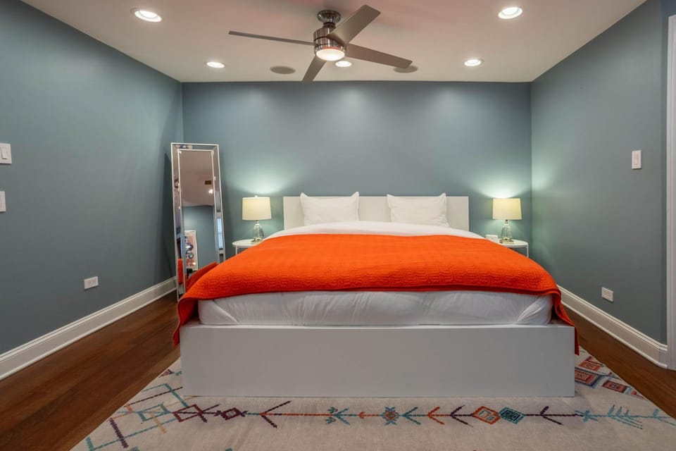 3-Story Townhome Free Parking Private Patio Washer-Dryer House in Lincoln Park