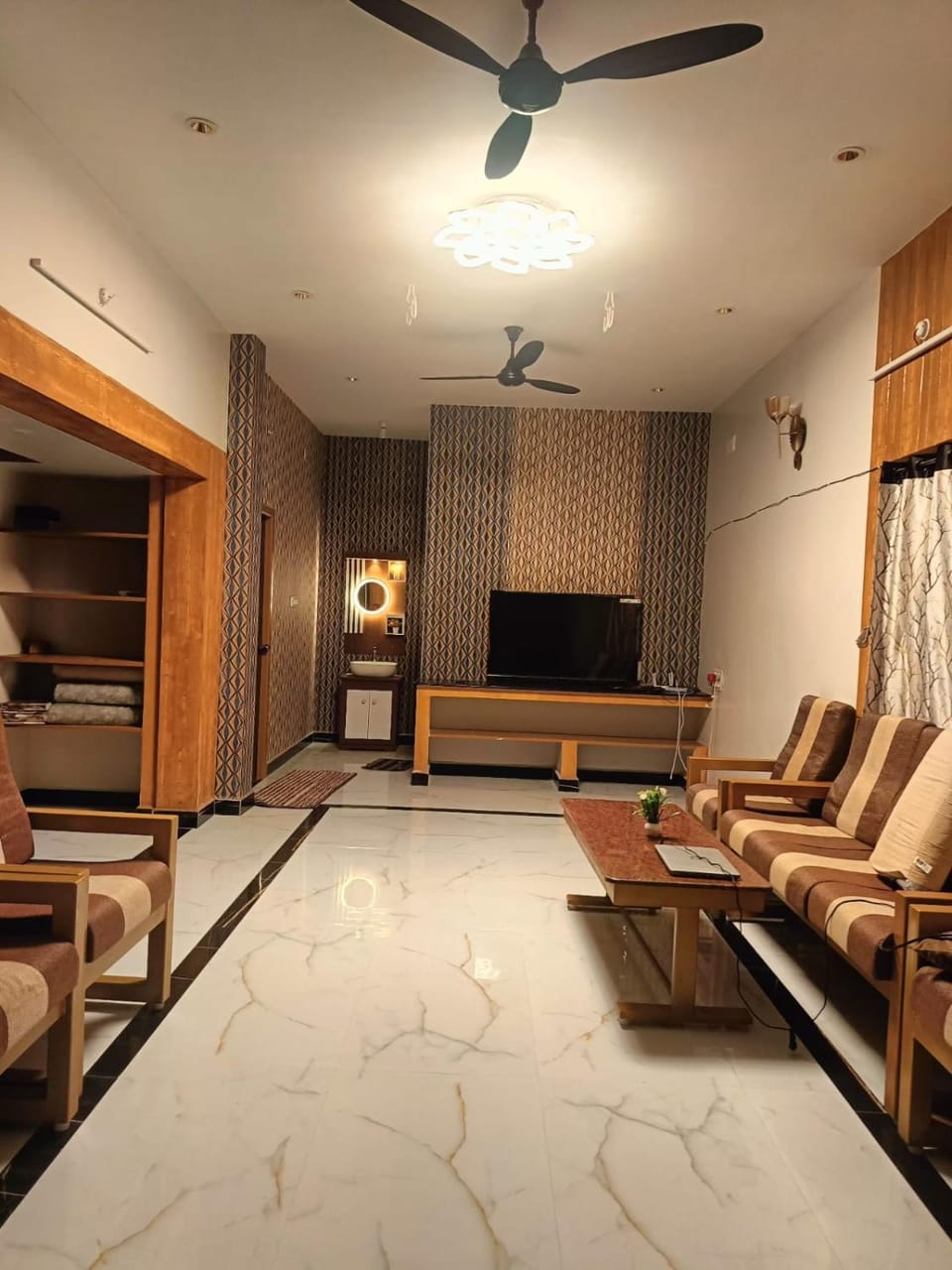 TV and multimedia, Living room, Seating area, Evening entertainment
