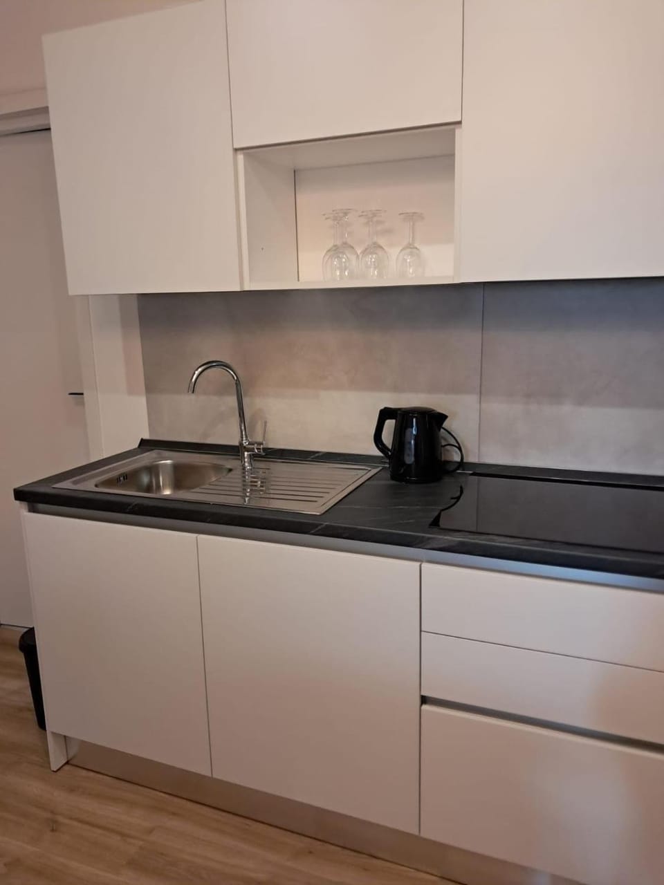 Coffee/tea facilities, Kitchen or kitchenette, stove