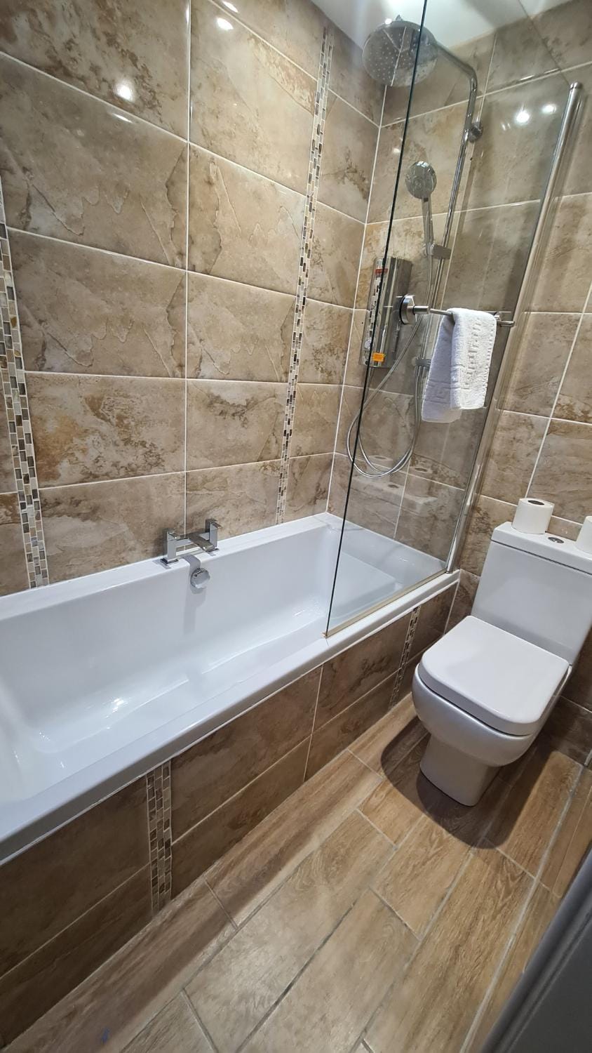 5 Bedrooms Sleeps 10 Full Kitchen Parking House in Ayr