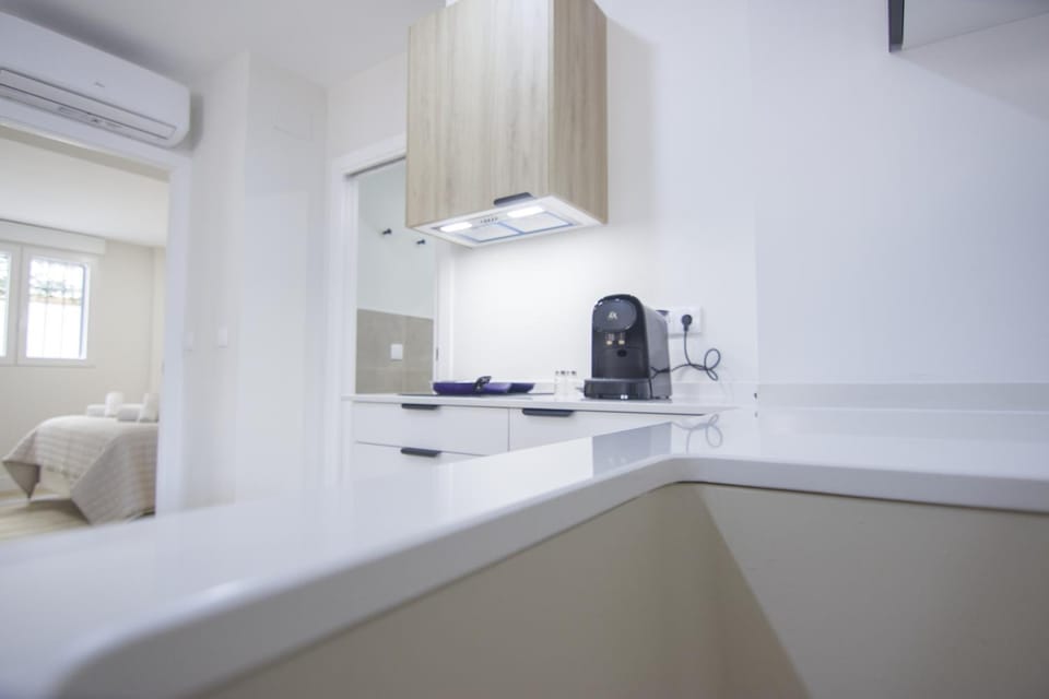 Coffee/tea facilities, Kitchen or kitchenette, stove