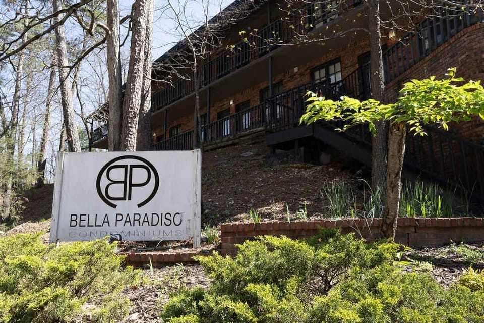 Bella Paradiso Condo 12 King Walk Dwntwn Parking Apartment in Eureka Springs