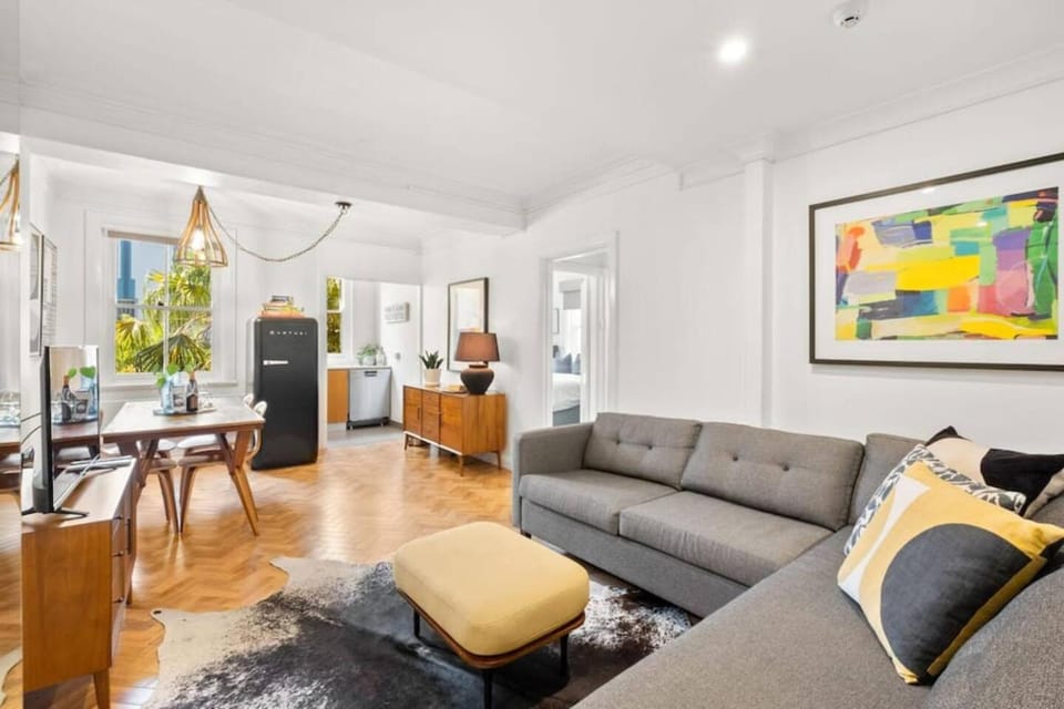 St James, Art Deco Dream - 2 Bedrooms w Aircon Apartment in Sydney