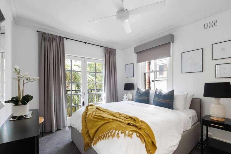 St James, Art Deco Dream - 2 Bedrooms w Aircon Apartment in Sydney