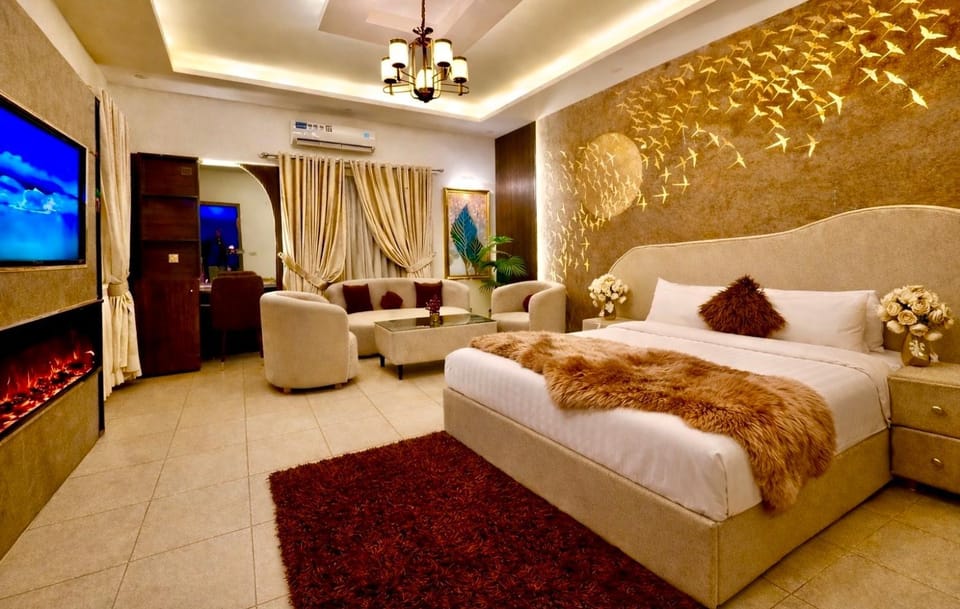 Communal lounge/ TV room, Bed, TV and multimedia, Photo of the whole room, Seating area, Bedroom, air conditioner