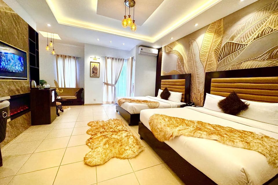Bed, TV and multimedia, Living room, Photo of the whole room, Seating area, Bedroom