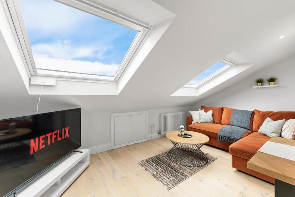 Stunning 4 Bedroom Abode in Zone 1 - Balcony - Sleeps 9 Apartment in London