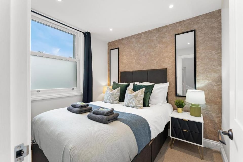 Stunning 4 Bedroom Abode in Zone 1 - Balcony - Sleeps 9 Apartment in London