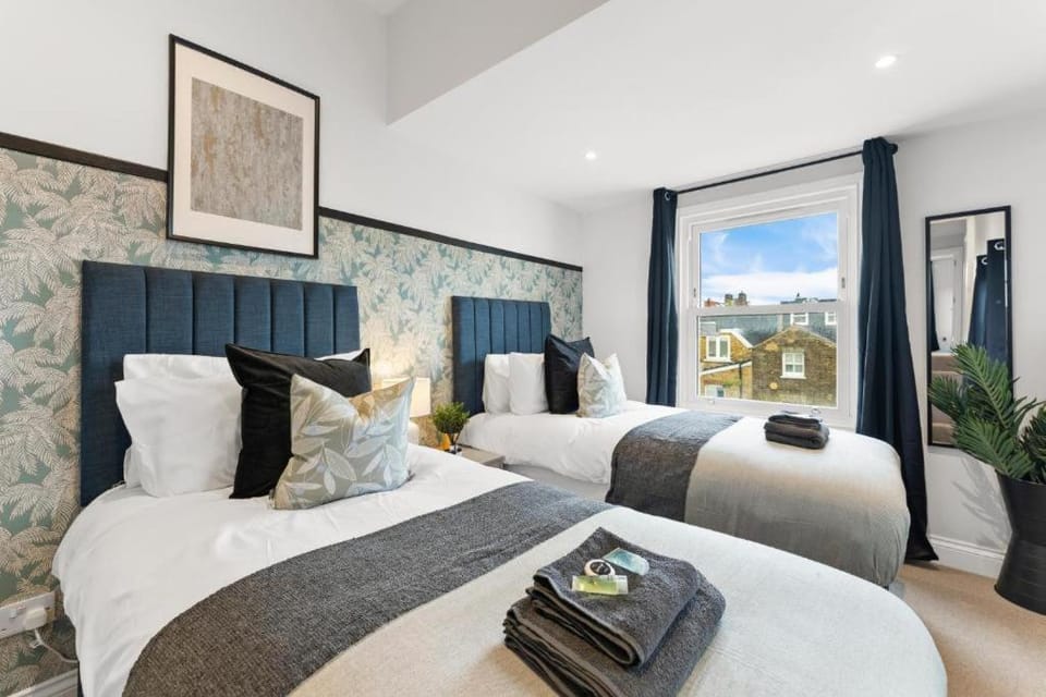 Stunning 4 Bedroom Abode in Zone 1 - Balcony - Sleeps 9 Apartment in London