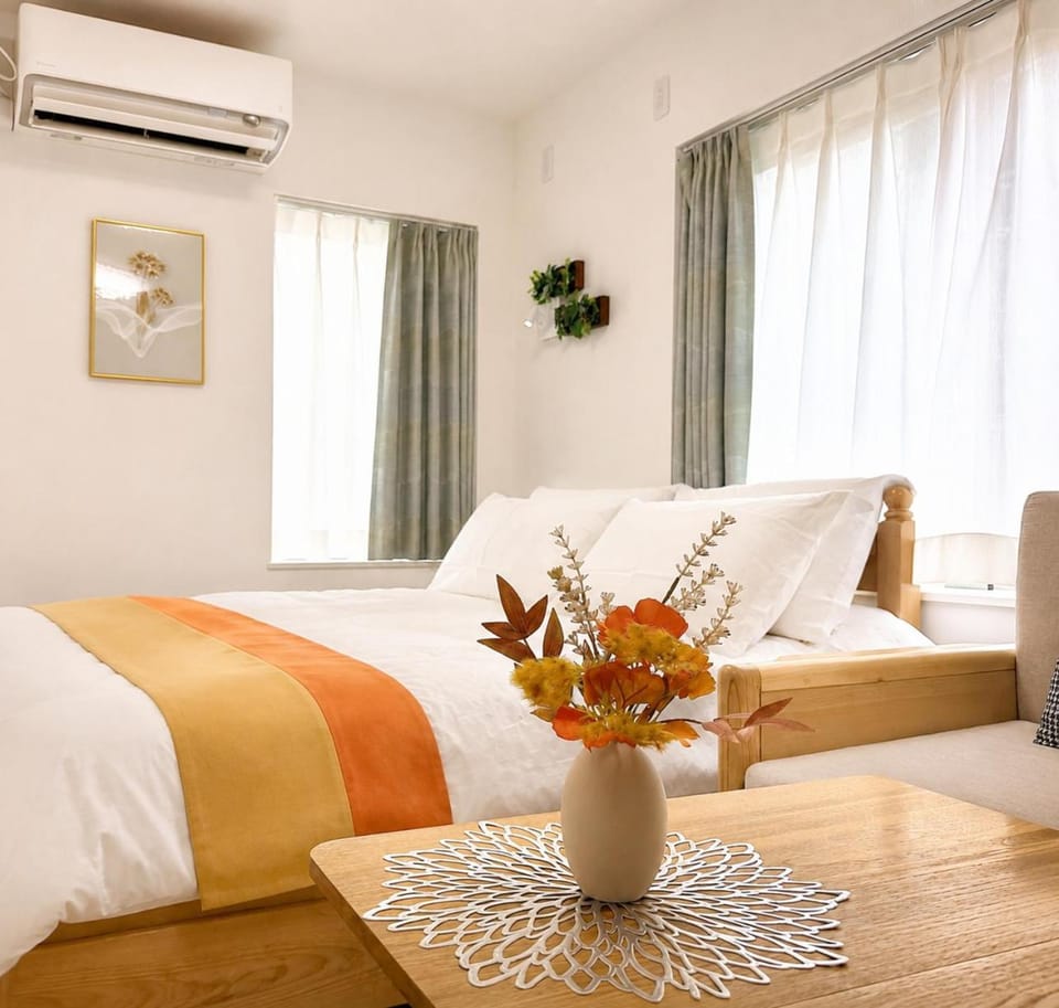 Photo of the whole room, Bedroom, air conditioner