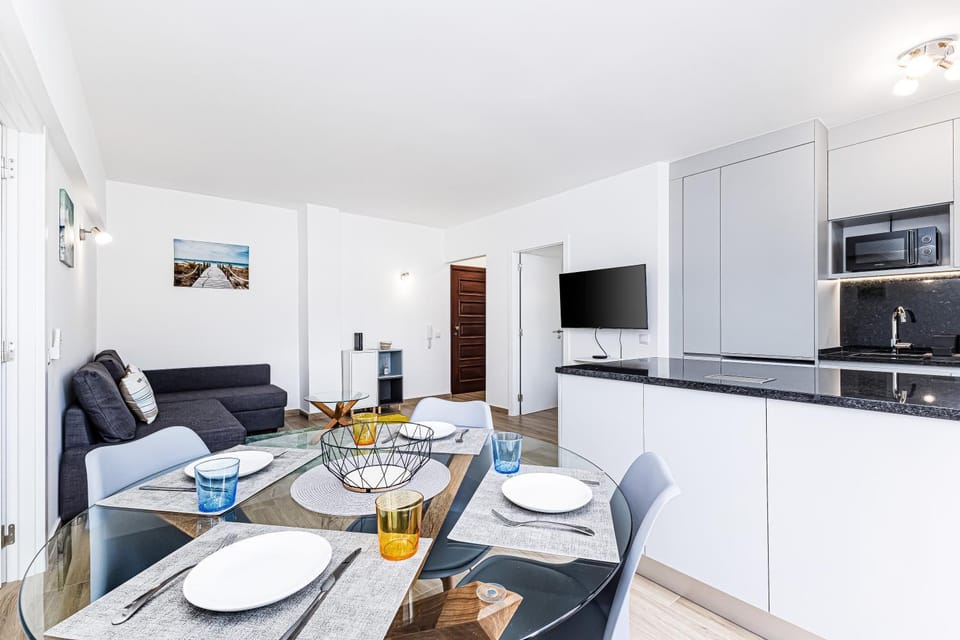 TV and multimedia, Kitchen or kitchenette, Living room, Dining area, oven, stove