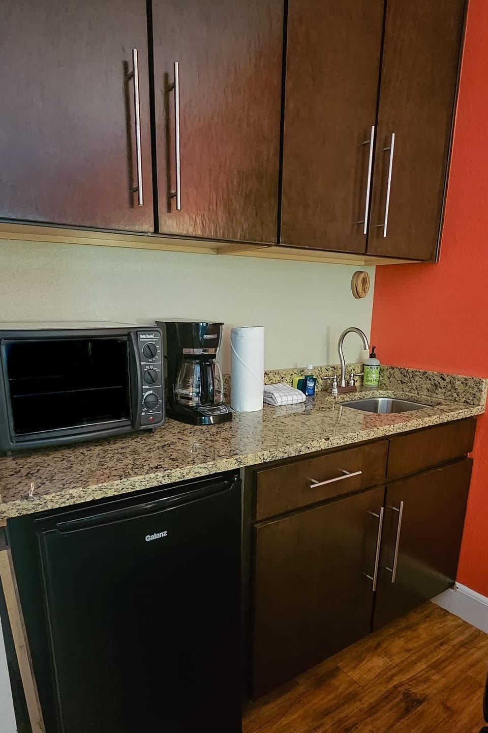 King Bed Studio Walk to Downtown Parking Apartment in Eureka Springs