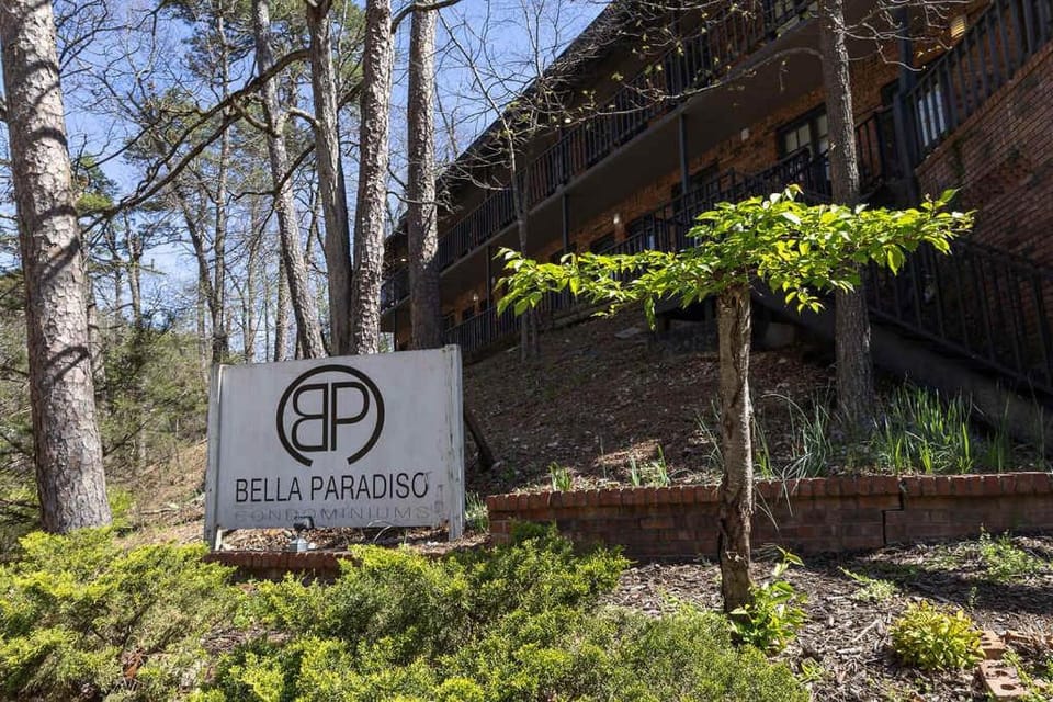 King Bed Studio Walk to Downtown Parking Apartment in Eureka Springs