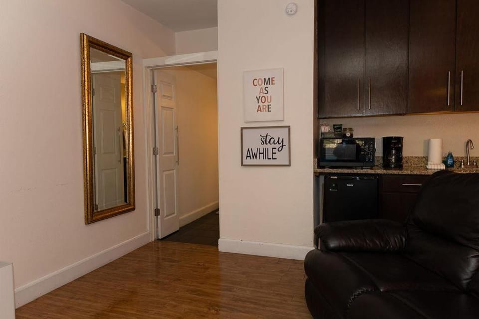 King Bed Studio Walk to Downtown Parking Apartment in Eureka Springs