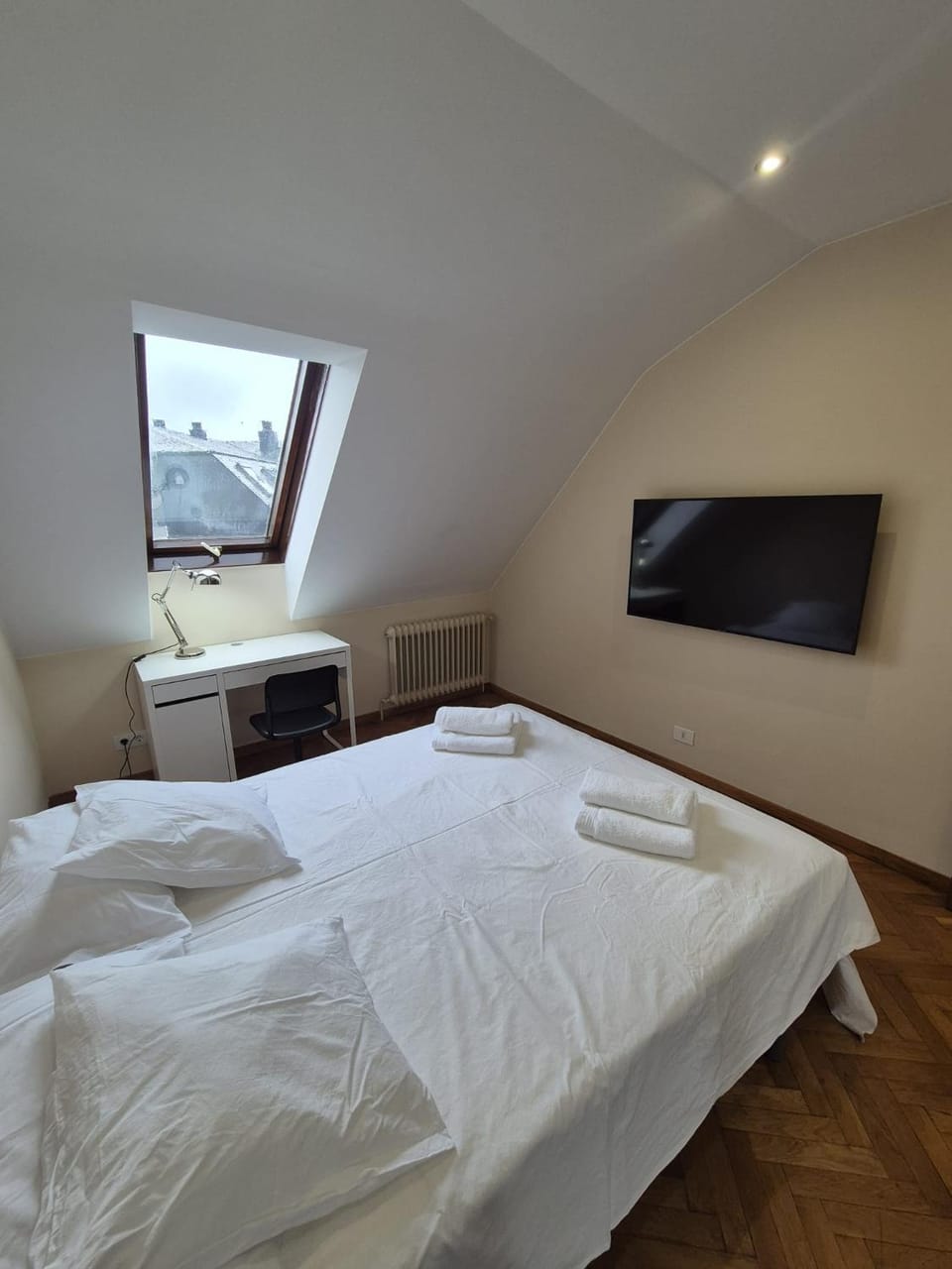 Bed, TV and multimedia, Photo of the whole room, Bedroom