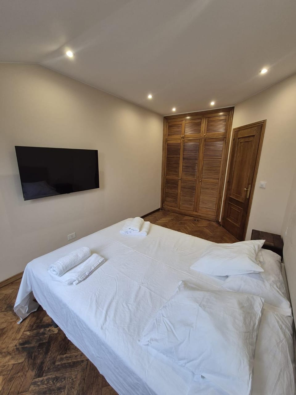 Bed, TV and multimedia, Bedroom, wardrobe