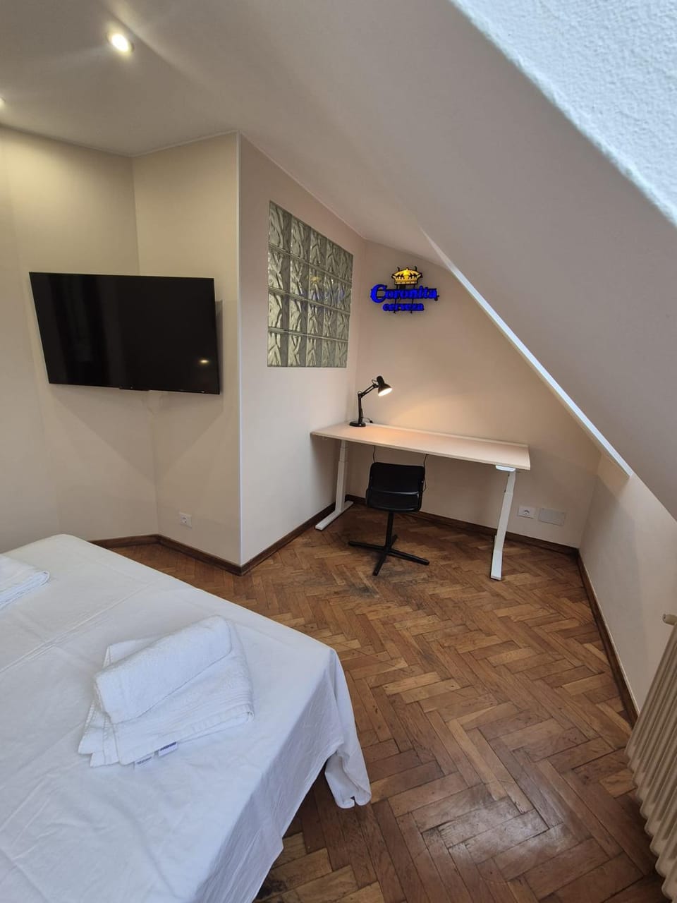 Bed, TV and multimedia, Bedroom