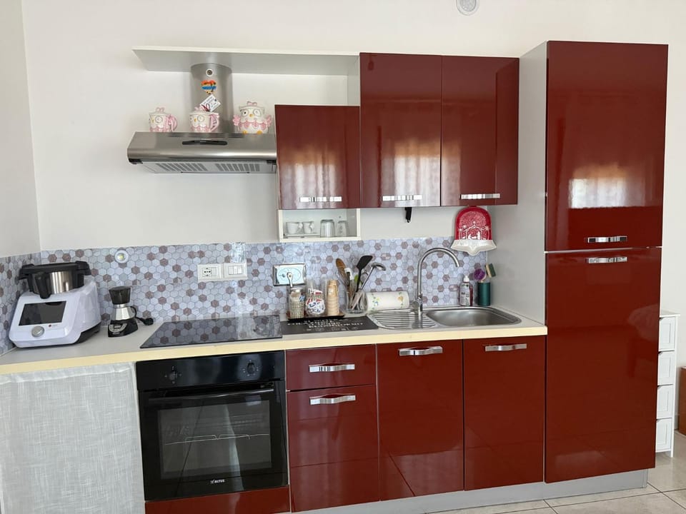 Coffee/tea facilities, Kitchen or kitchenette, stove