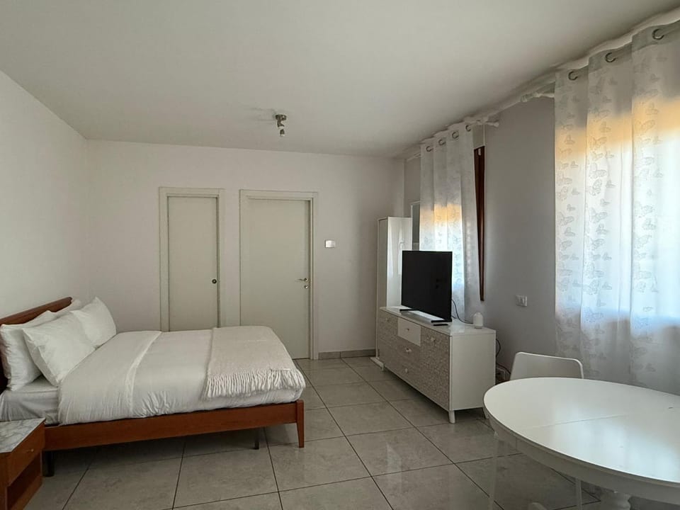 Bed, TV and multimedia, Photo of the whole room, Evening entertainment