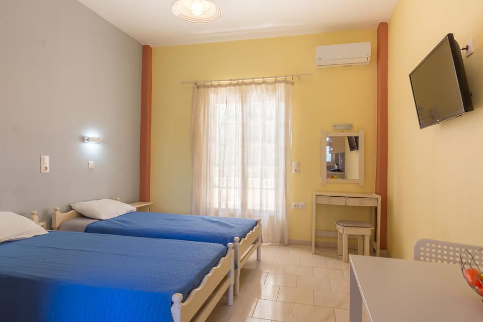 Bed, TV and multimedia, Bedroom