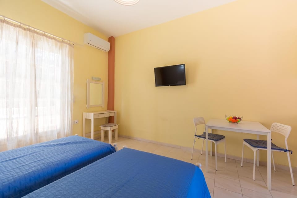 Bed, TV and multimedia, Dining area