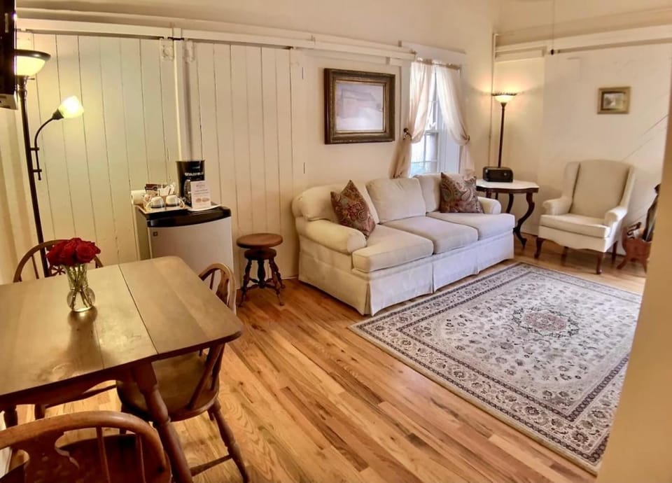 Brownstone Innkeeper Iconic Location Walk to Dwntn Apartment in Eureka Springs