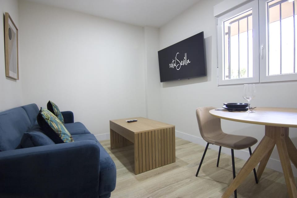 TV and multimedia, Living room, Seating area, Dining area