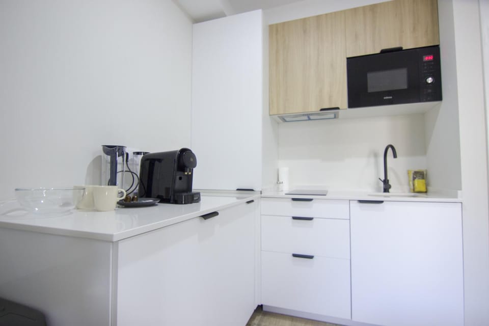 Coffee/tea facilities, Kitchen or kitchenette, stove