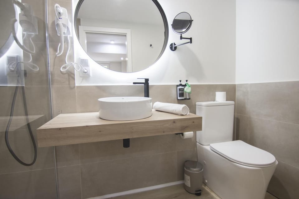 Shower, Toilet, Bathroom, towels