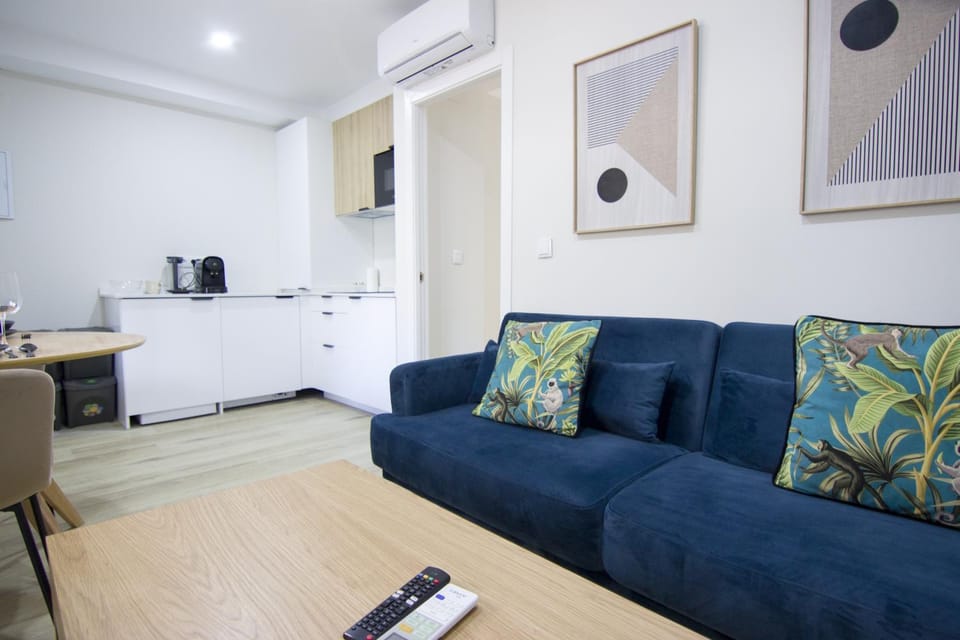 Kitchen or kitchenette, Living room, Seating area, Dining area, air conditioner