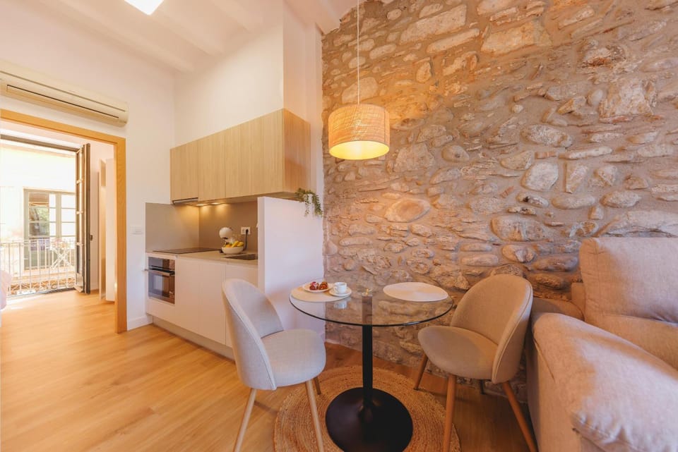 Dining area, kitchen