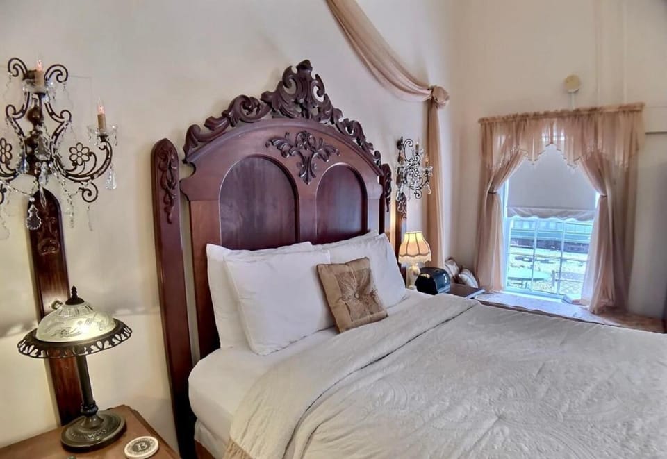 Brownstone Rose Suite Parking Walk to Dwntn Apartment in Eureka Springs