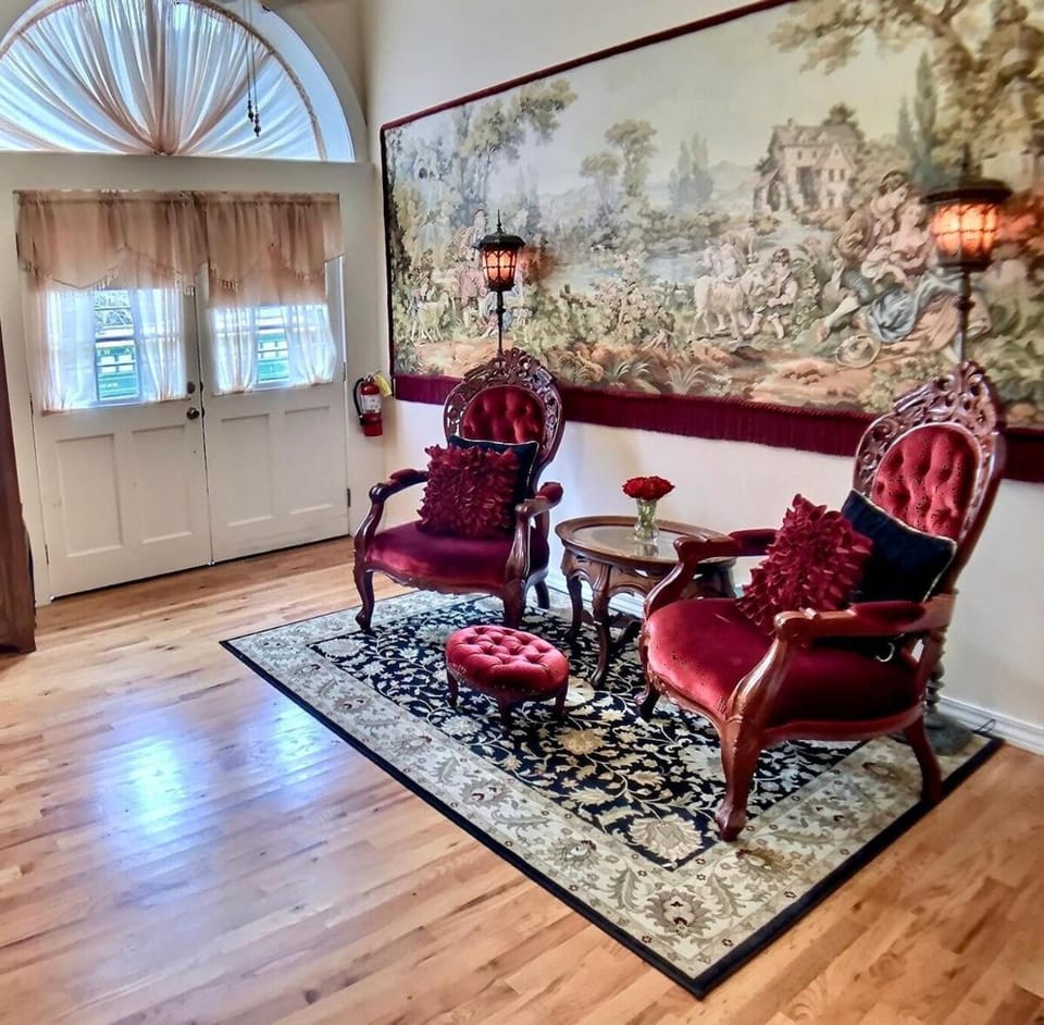 Brownstone Rose Suite Parking Walk to Dwntn Apartment in Eureka Springs