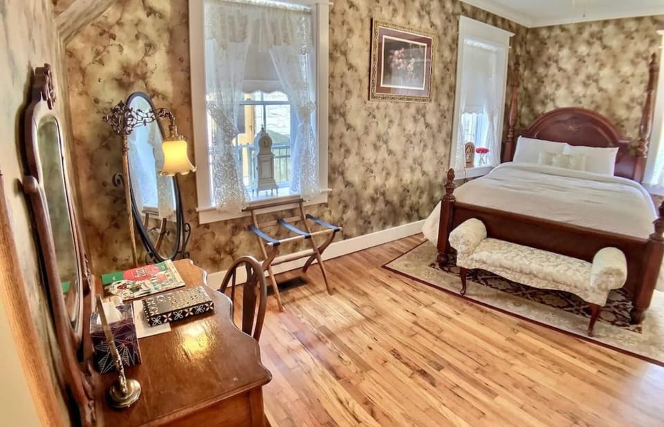 Brownstone Spring Suite - Double Spa Tub Parking Apartment in Eureka Springs