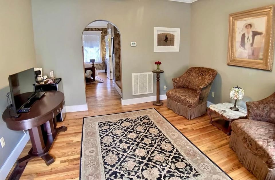 Brownstone Spring Suite - Double Spa Tub Parking Apartment in Eureka Springs