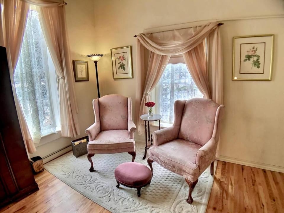 Brownstone Garden Suite Flat walk to Downtown Apartment in Eureka Springs