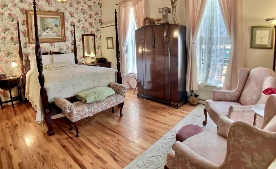 Brownstone Garden Suite Flat walk to Downtown Apartment in Eureka Springs