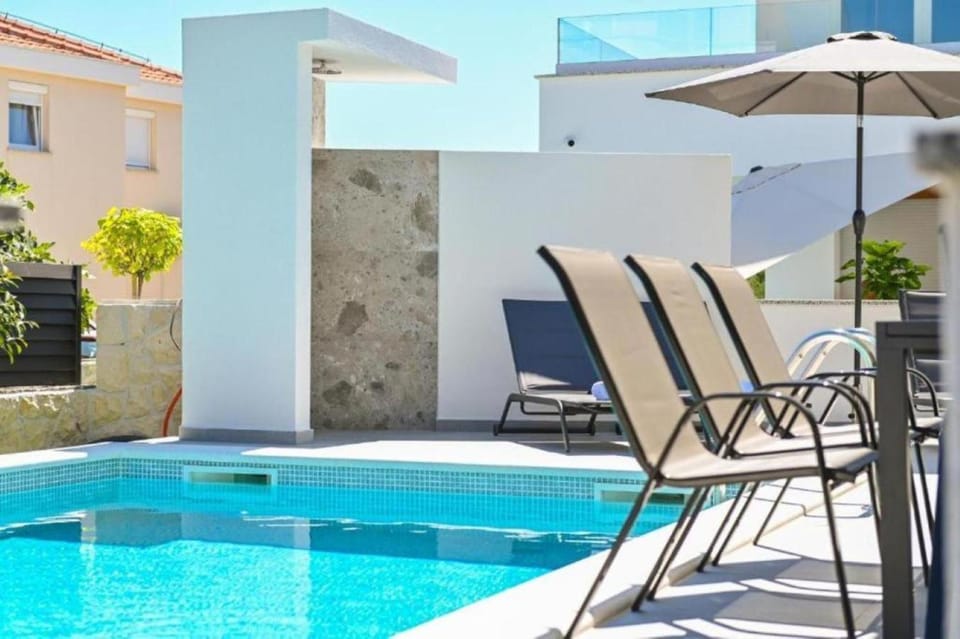 Swimming pool, Swimming pool