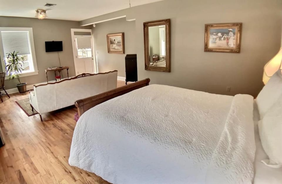 Brownstone Penthouse Suite Patio Walk to Downtown Apartment in Eureka Springs