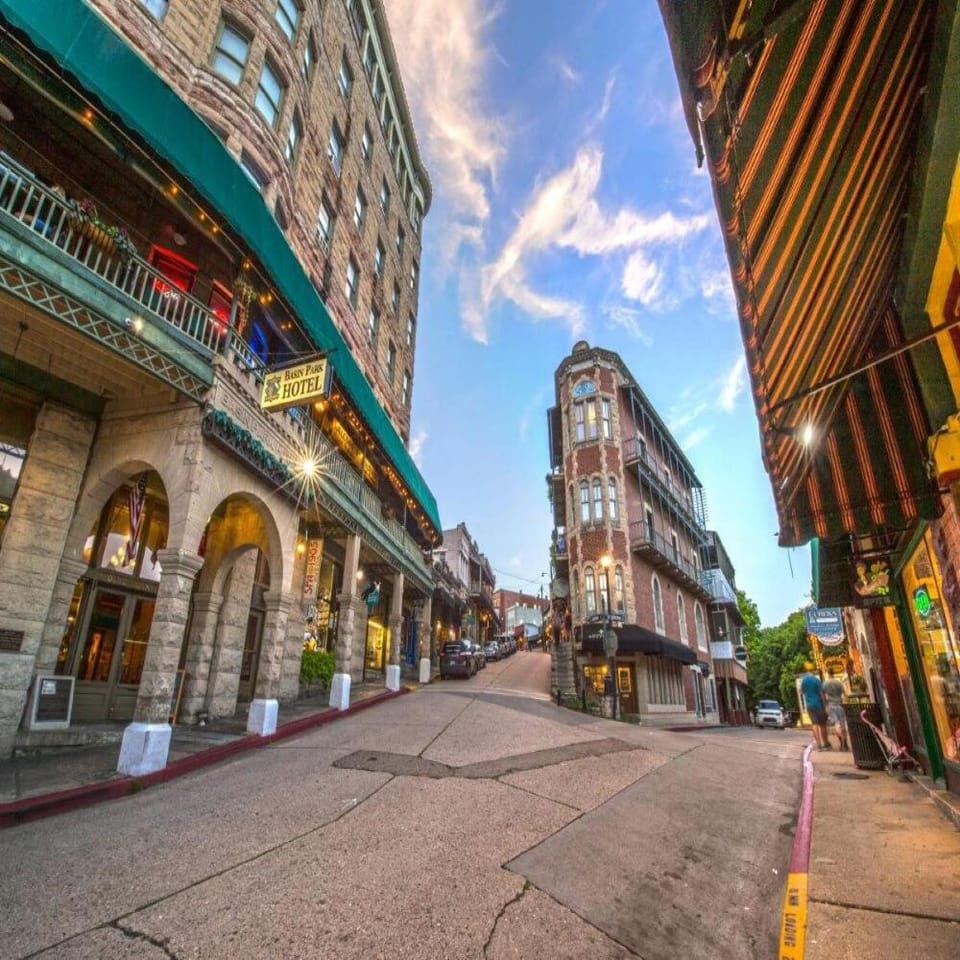 Brownstone Penthouse Suite Patio Walk to Downtown Apartment in Eureka Springs
